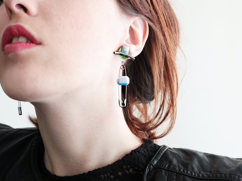 DIY défilés : tendance bijoux épingles à nourrice