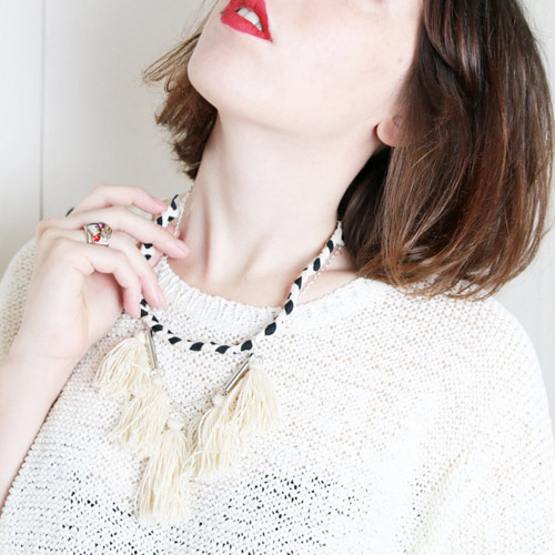 collier noir et&nbsp;blanc