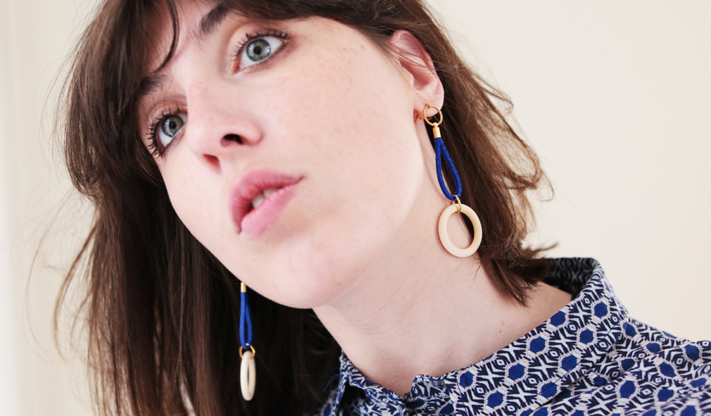 DIY Bijoux : des boucles d&rsquo;oreilles graphiques en bois et fil de&nbsp;suède