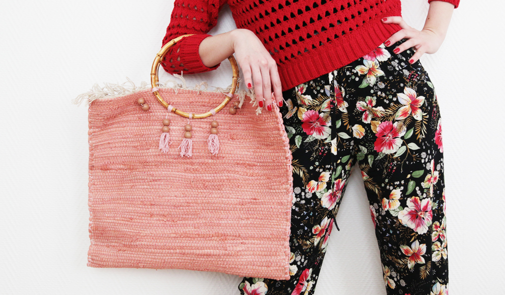 DIY mode : un cabas de plage avec un tapis tissé