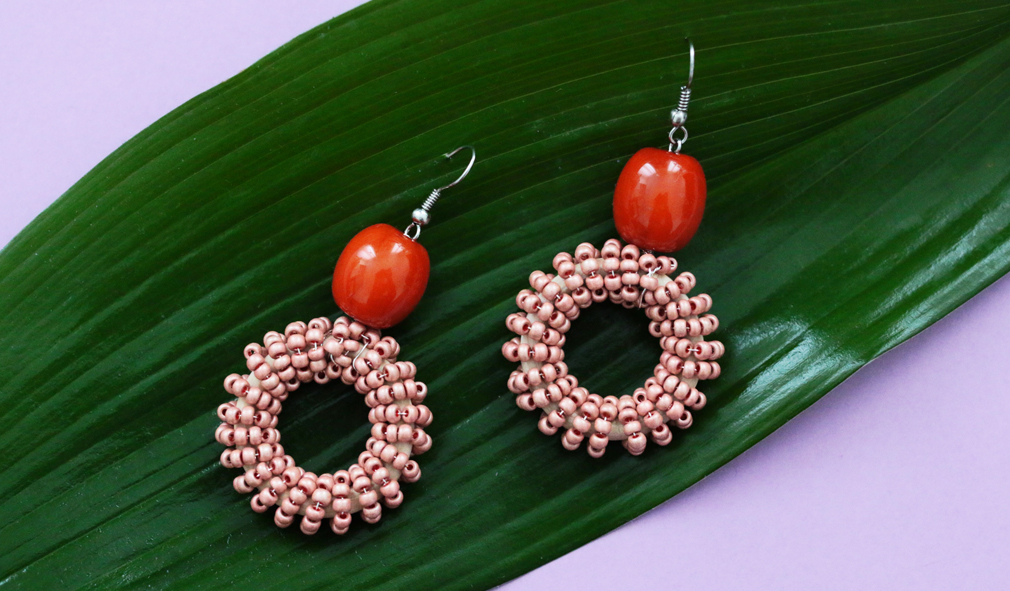 Des boucles d&rsquo;oreilles DIY en perles de rocailles&nbsp;enroulées