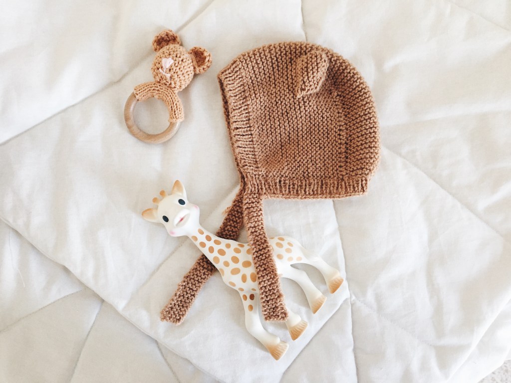 Un petit béguin ours à&nbsp;tricoter