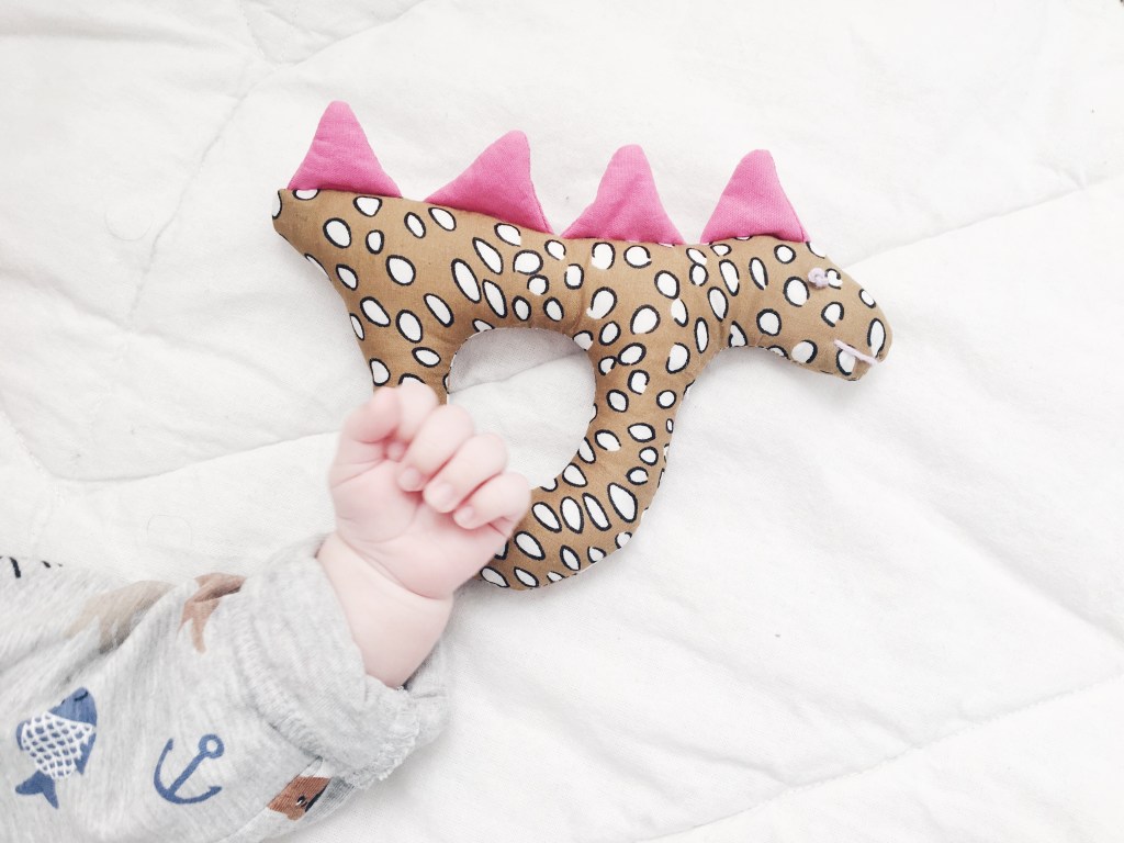 Un hochet dino en&nbsp;tissu