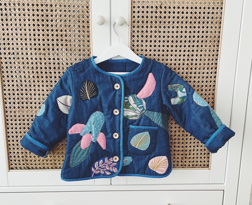 Coudre une veste patchwork illustratif pour&nbsp;bébé